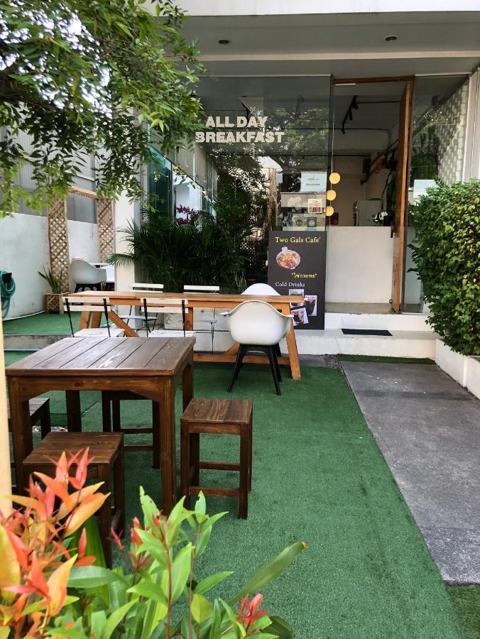 Two Gals And The Pig Boutique Hostel Chiang Mai Exterior photo